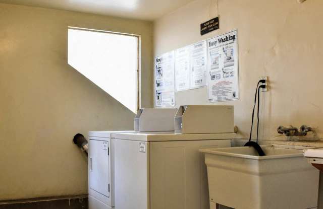 7140 DeLongpre Apartments Gallery 4