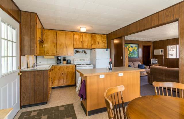 Cabin on the Lake!! Fully furnished 5-bedroom home on Sacheen Lake. - 101 Viewpoint Road, Pend Oreille County, WA 99156