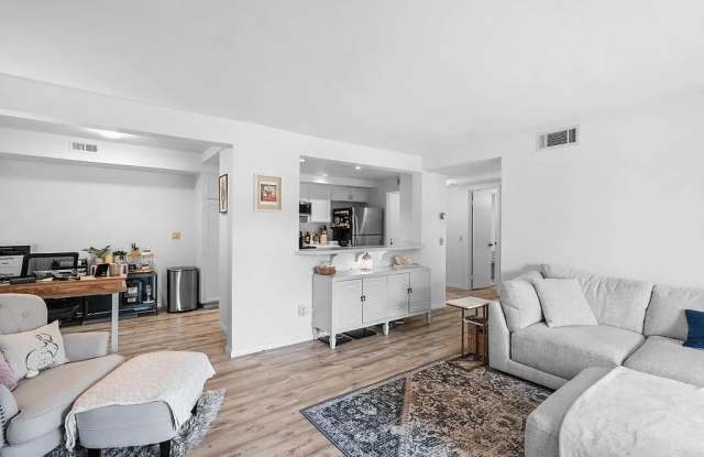 1040 E Washington Ave photos photos