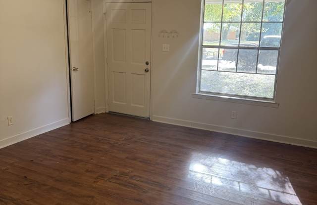 639 Pecan Street Gallery 3