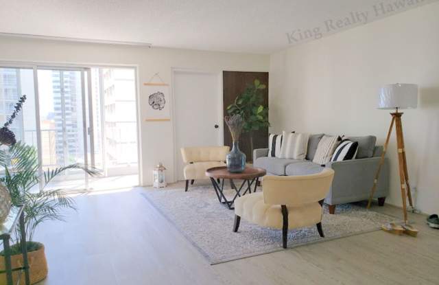 **UPGRADED, RARE Only 2 units per floor! 2 br / 2 bath w/ W/D  lanai,EXCEL Location!** - 1111 Wilder Avenue, Honolulu, HI 96822