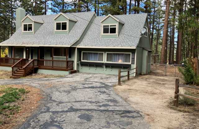 Furnished rental with large fenced back yard. photos photos