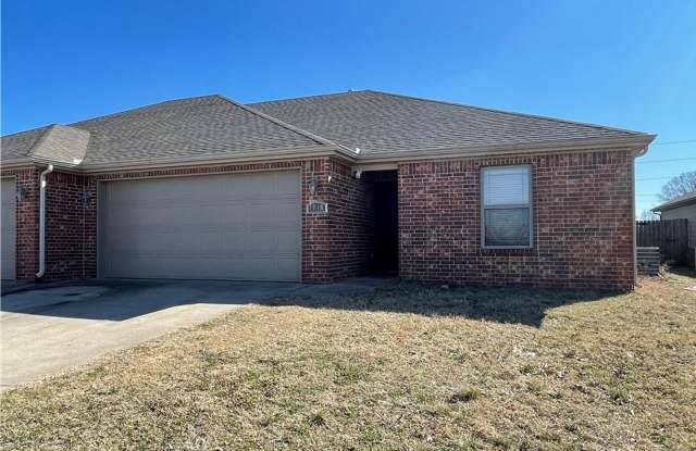 1018 Kensington - 1018 Kensington Drive, Centerton, AR 72719