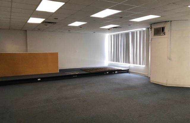 29154 GRAND RIVER Avenue Gallery 2