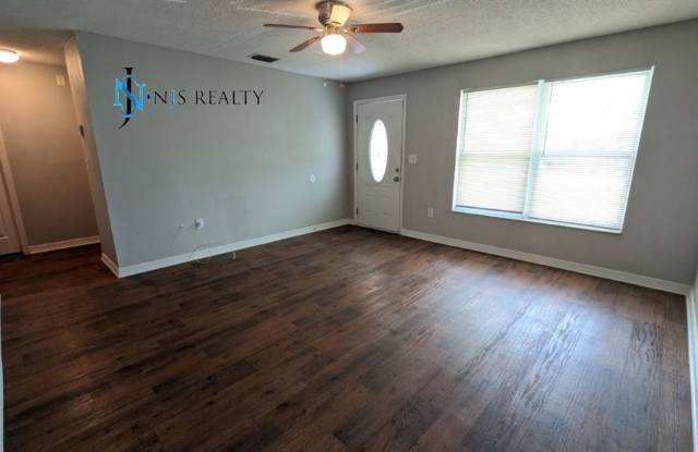 Great Location!  Charming, TRUE 3/2/1, 1283sq ft home with RENOVATED bathrooms & kitchen, fenced in yard! Gallery 4