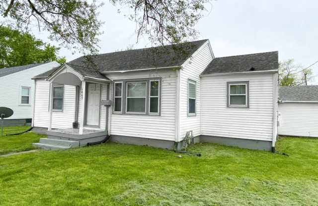 1602 11th St. Charleston - 4 Bedroom Unit! - 1602 11th Street, Charleston, IL 61920
