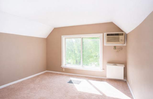 Huge 5 Bedroom- University of Saint Thomas ~ June 2026! Gallery 3