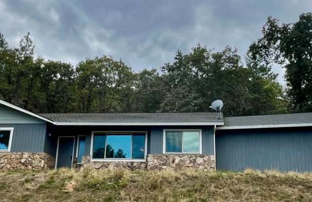 3 Bedroom Plus Office, 2.5 Bath Located in the Country - Medford photos photos