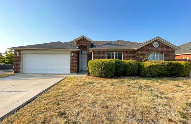 4 bedroom 2 bathroom home for rent in Killeen on a corner lot! - 110 James Loop, Killeen, TX 76542