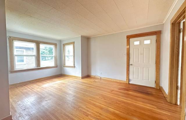 Beautiful 2 bedroom house with garage $875 - 403 Charles Street, Fort Dodge, IA 50501