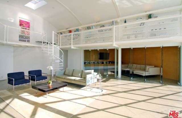 1641 WOODS Drive Gallery 4