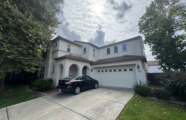 5 Bed / 3.5 Bath | Elk Grove Single Family Home - 6624 Salvaterra Circle, Elk Grove, CA 95757