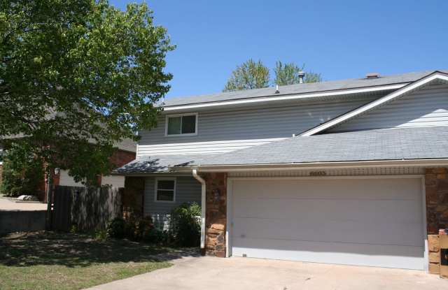 Massive 3 bedroom duplex with living room skylight and huge rooms photos photos