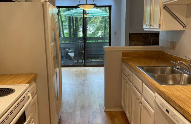 Spacious 2bd Condo in Lake Forest Park photos photos