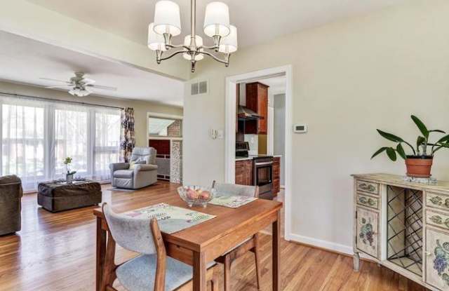 Beautiful bright 4BR 2.5 BA - nice upgrades, great location! Gallery 4