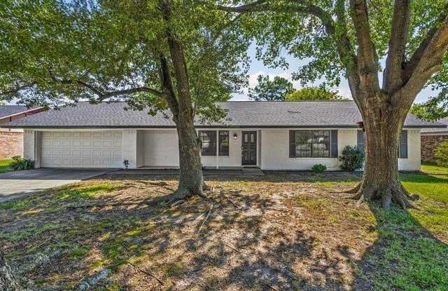 221 Azalea Drive Gallery 1