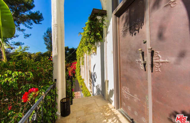 2806 NICHOLS CANYON Road Gallery 4