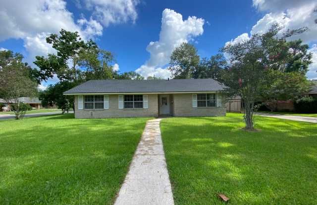 Large Corner 3/2 home Located at 1006 E Hazel St. in Gonzales for Rent! photos photos