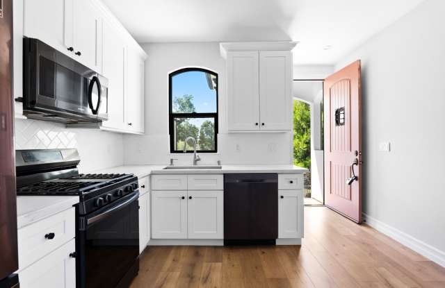 Beautiful 1 Bedroom / 1 Bathroom upstairs Apartment in Burbank with In-Unit Laundry & Central Air Gallery 4