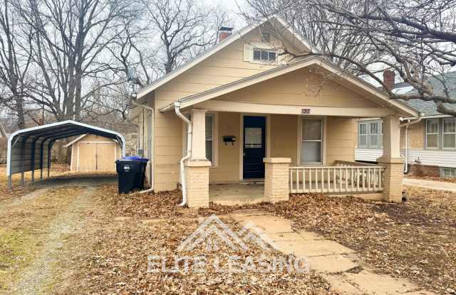 Charming 2 Bedroom Home with Hardwood Floors - 1217 Southwest Randolph Avenue, Topeka, KS 66604