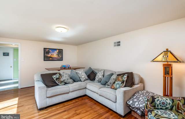 6914 ROSEMONT Gallery 4