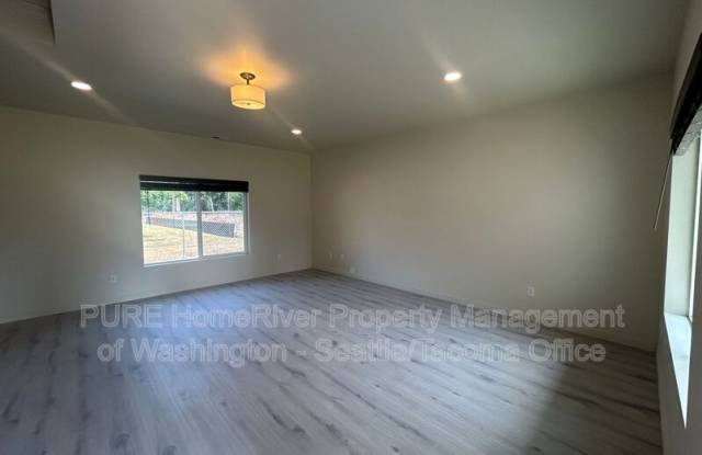 5111 208th St E Gallery 3