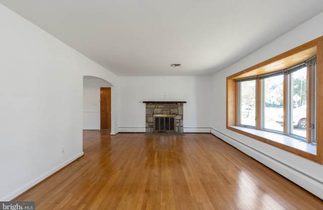 3425 WASHINGTON DRIVE Gallery 4