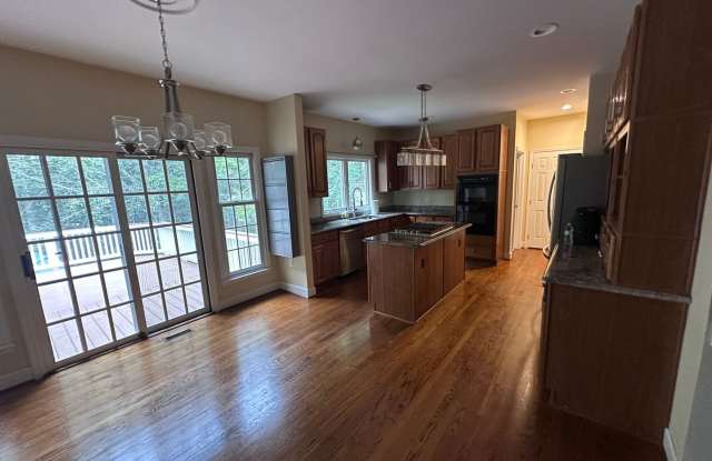 "House on a Hill" Blends Convenience and Wooded Retreat Gallery 4