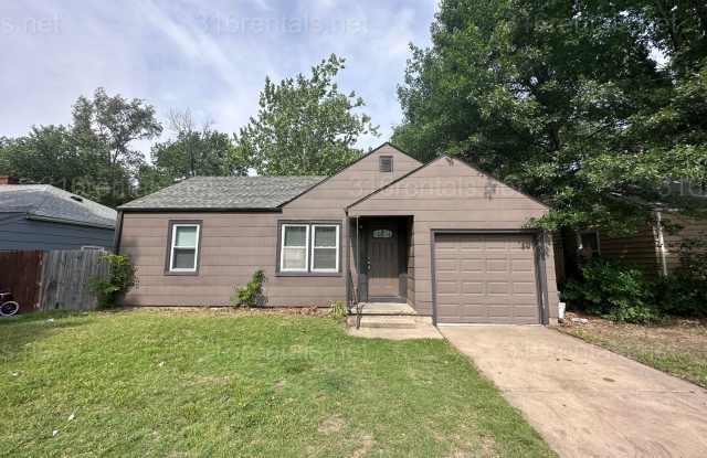 $950 - 2 bedroom / 1 bathroom - Home with a fenced yard and garage! Gallery 1