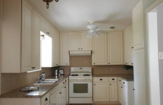902 Wilshire - 3/Bed 2/Bath - $1895/month Gallery 3