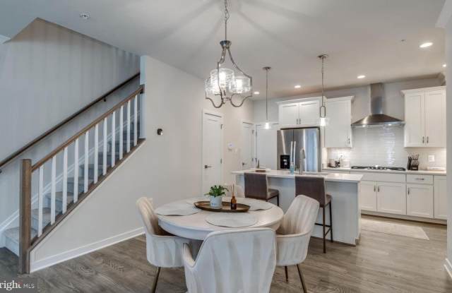 43190 MONGOLD Square Gallery 4