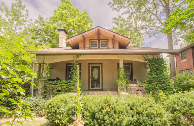 2 BED / 2.5 BATH HOUSE CLOSE TO UIUC W/ WOODWORK - 1004 South Orchard Street, Urbana, IL 61801