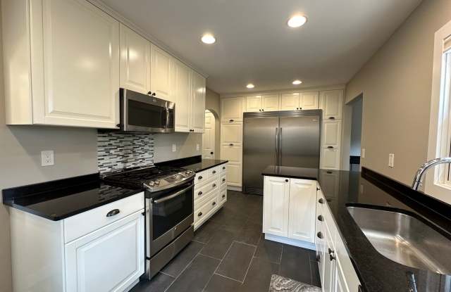 Single Family - East Grand Rapids Schools! - 2107 Gorham Drive Southeast, East Grand Rapids, MI 49506