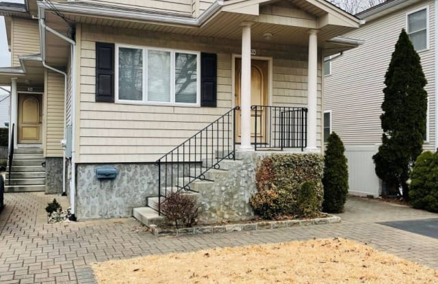 51 Dunwood Rd - 51 Dunwood Road, Manorhaven, NY 11050