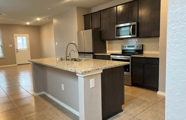 Beautiful 3 Bedroom Hill Country Home! Gallery 3
