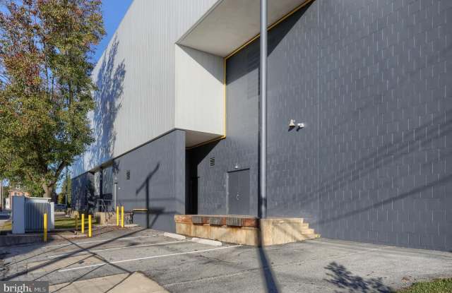 900 MAPLE Street Gallery 1