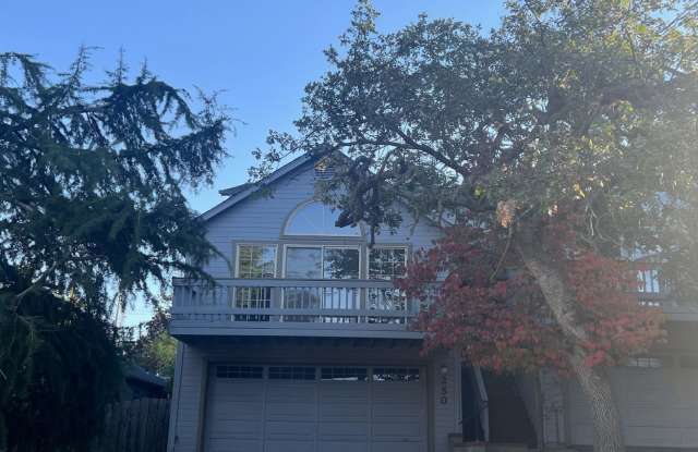 Large Three-plus bedroom townhouse in North Ashland location - Available Now Gallery 1