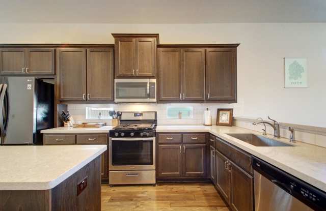 Beautiful 4 bedroom/2.5 bath, available early August! Gallery 4
