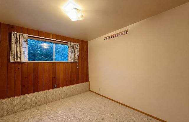 Spacious 5 Bed / 2 Bath Home for Rent in Renton, WA Minutes from The Landing! Gallery 4