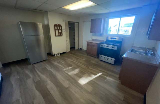 2 Bedroom Home in Bloomfield - Convenient Location - Available NOW Gallery 4