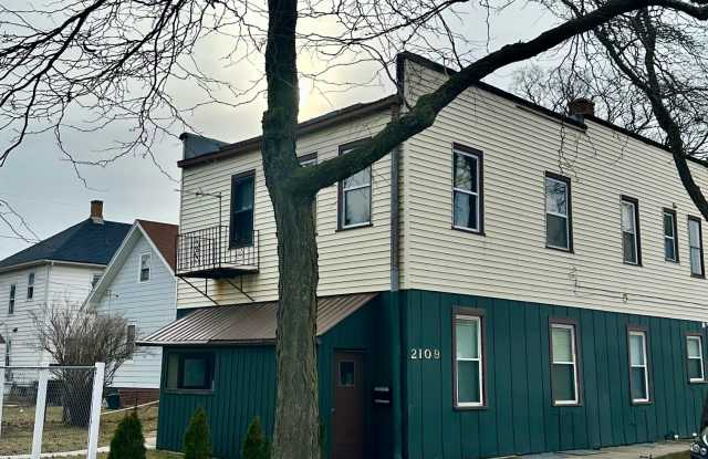 720 Goold Street - 4 photos photos