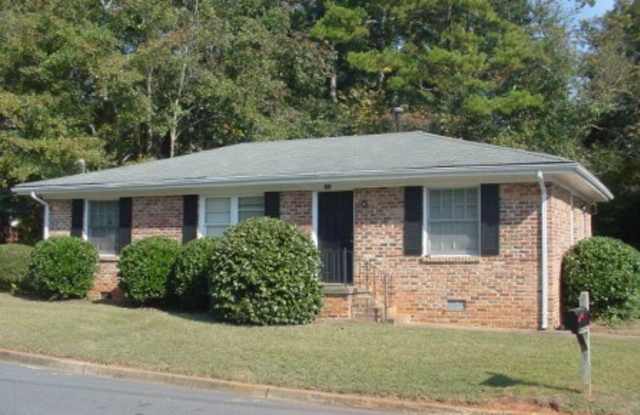 3 BR, 1.5 BA House- Great Location! Gallery 3