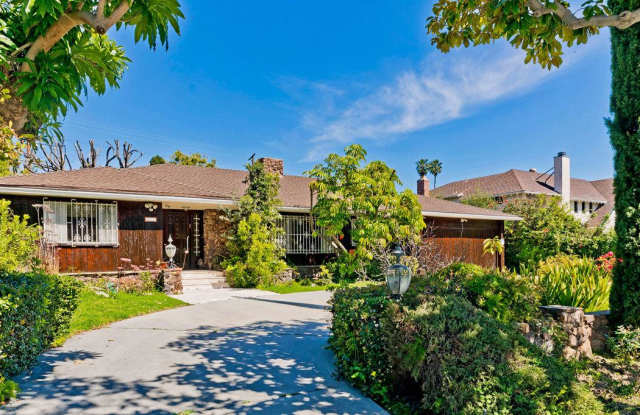 608 North CAMDEN Drive Gallery 2