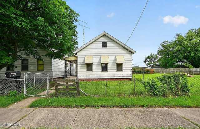 Spacious Toledo Home with Large Yard Gallery 1