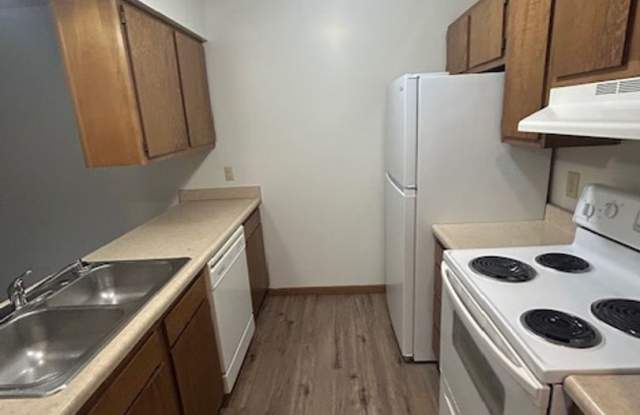 2 bedroom 1 bath, middle floor apartment with private balcony photos photos