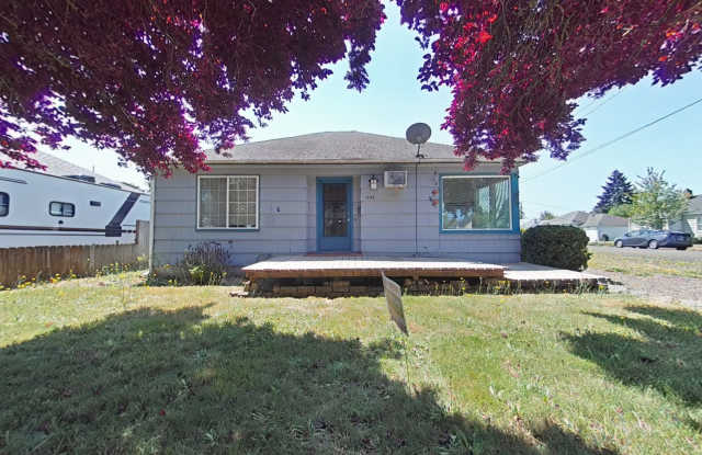 3 Bedroom House ~ Albany ~ Pet Friendly - 1098 Southwest 14th Avenue, Albany, OR 97321