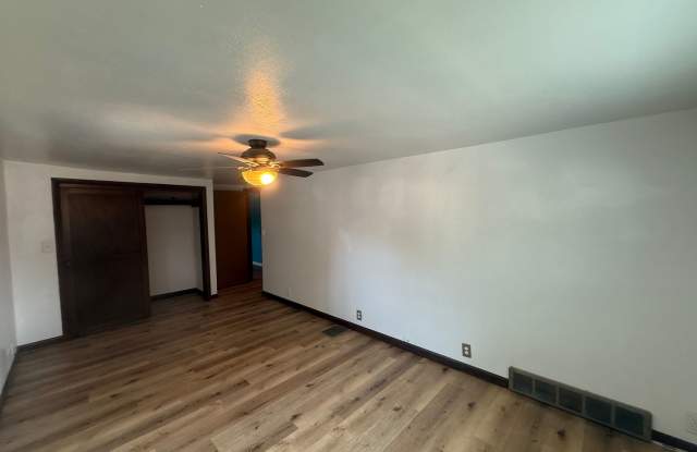 SPACIOUS 4 BEDROOM 1.5 BATHROOM UPDATED HOME photos photos