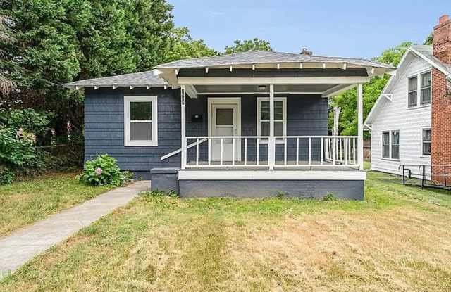 Charming Fully Renovated Cottage Minutes from Downtown! photos photos