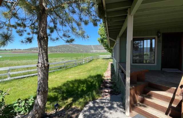 Rural living at its finest! Large 3bdrm 2bath manfufactured home with sun room and small pasture area perfect for a horse or steer - 28281 Pickett Road, Klamath County, OR 97632