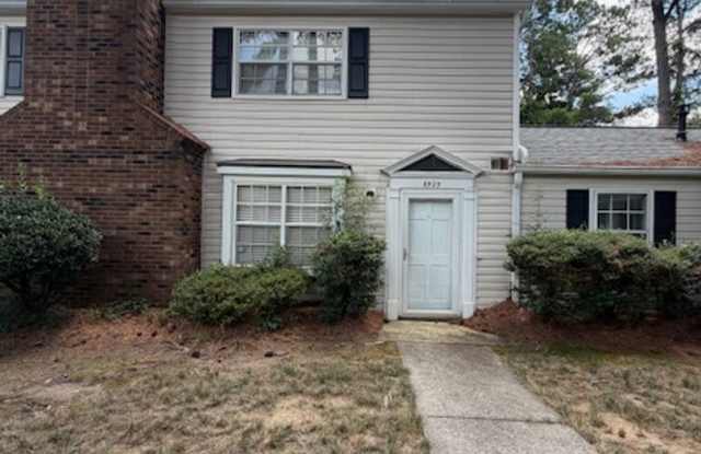 Charming 3BR Townhome in Prime South Charlotte! Gallery 1